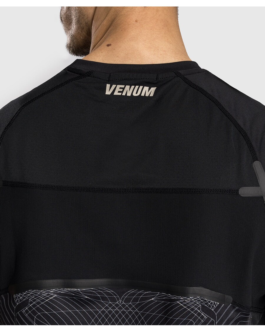 венум г-фит аир мушка мајица од сувотехнологије - дубока црна/пустињски песак