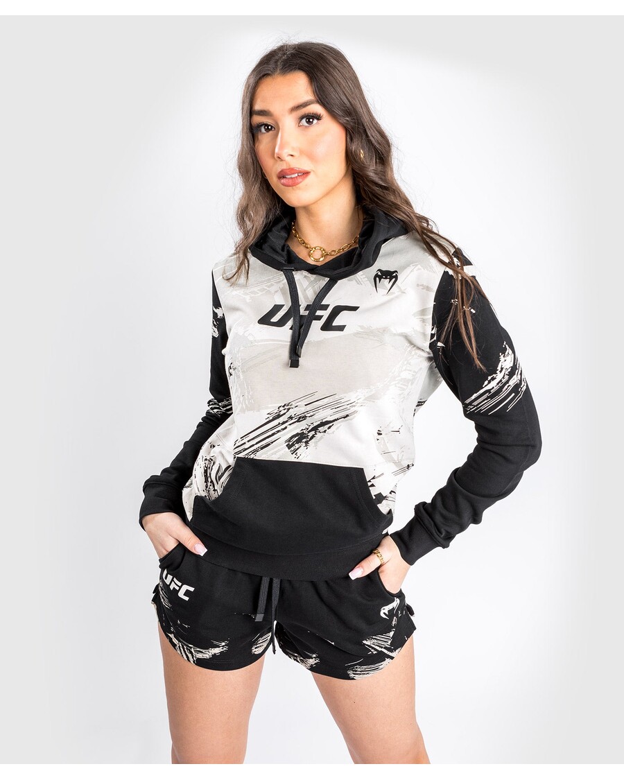 سترة بغطاء للرأس للسيدات من UFC Venum Authentic Fight Week 2.0 - رملي/أسود