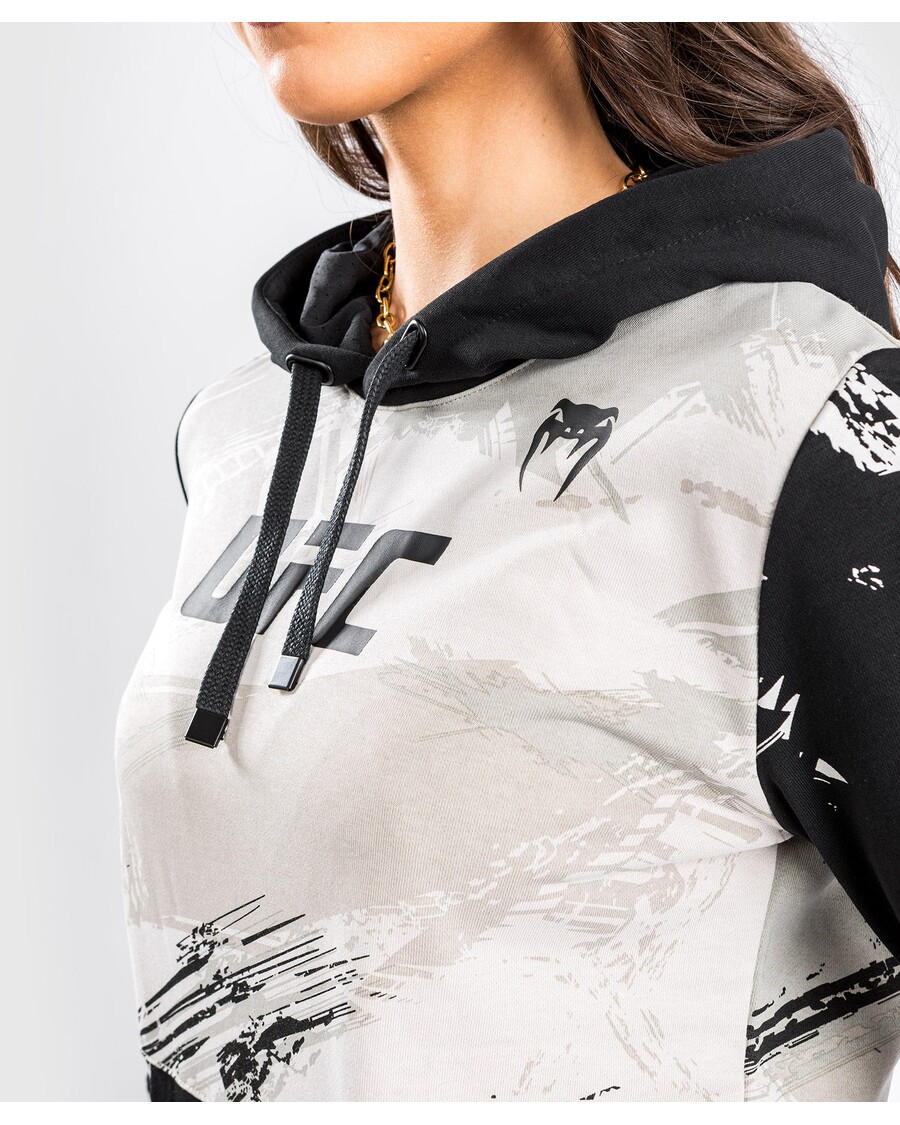 سترة بغطاء للرأس للسيدات من UFC Venum Authentic Fight Week 2.0 - رملي/أسود