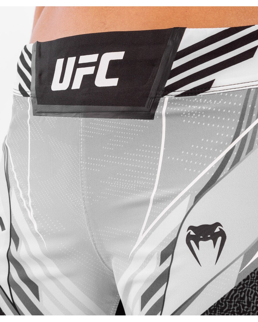 شورت UFC Venum Authentic Fight Night للسيدات - مقاس طويل - أبيض