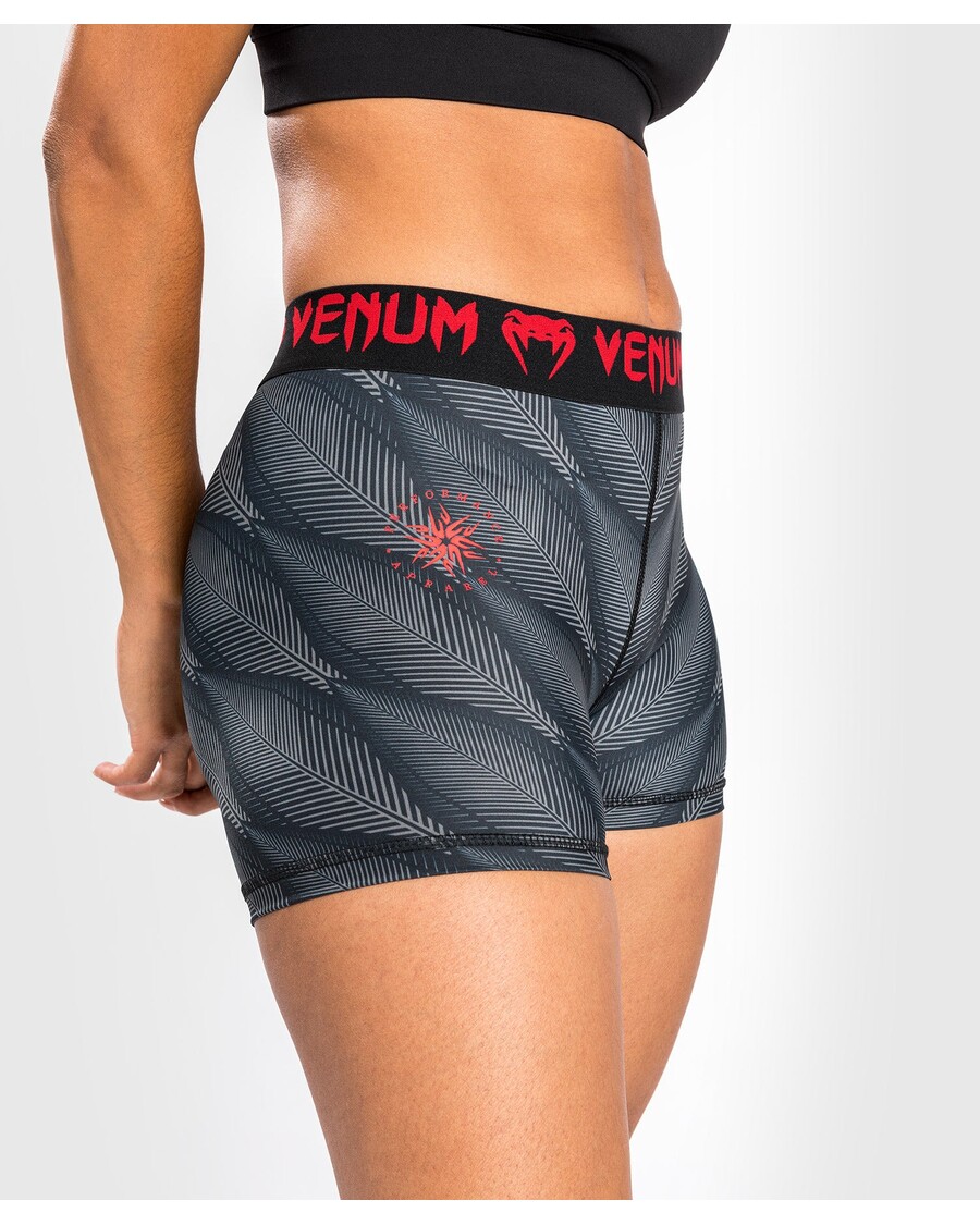 شورت ضغط فينوم فانتوم - للنساء - أسود/أحمر