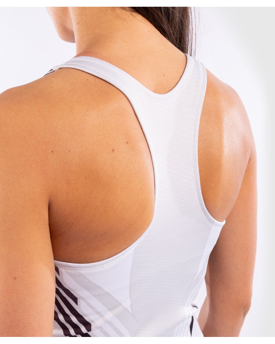 Ufc Venum Authentic Fight Night טנק מצויד לנשים עם חזיית מדף - לבן