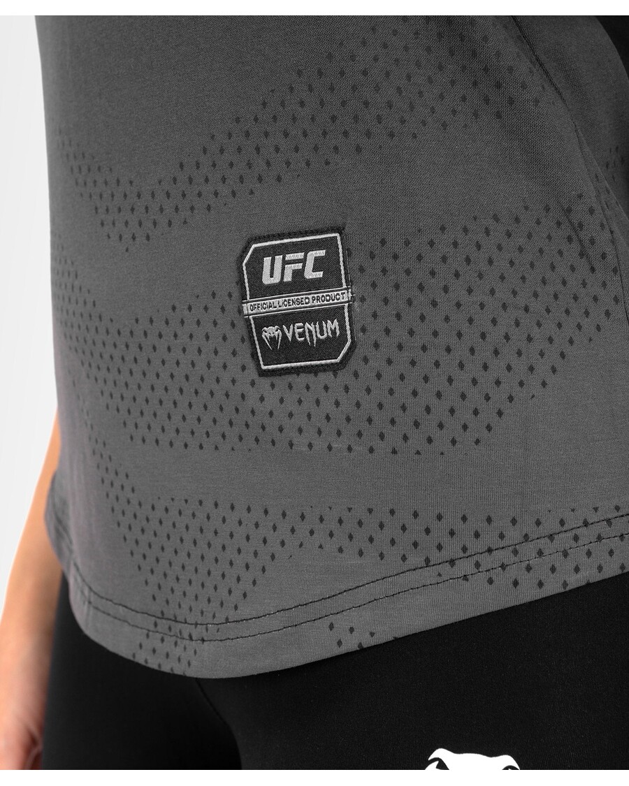 Ufc Venum Authentic Fight Week חולצת טי לנשים עם שרוולים קצרים - שחורה