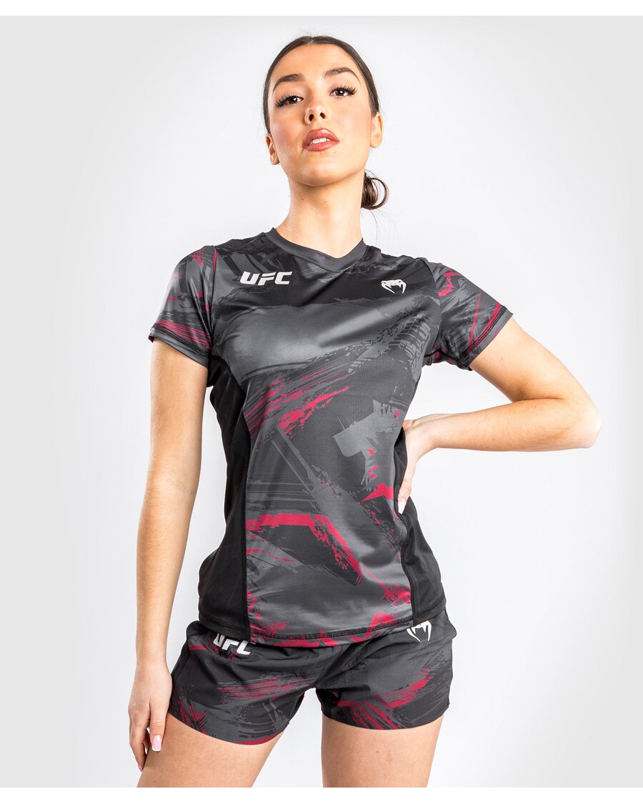 UFC ヴェナム オーセンティック ファイト ウィーク 2.0 ドライ テック T シャツ - 女性用 - ブラック/レッド