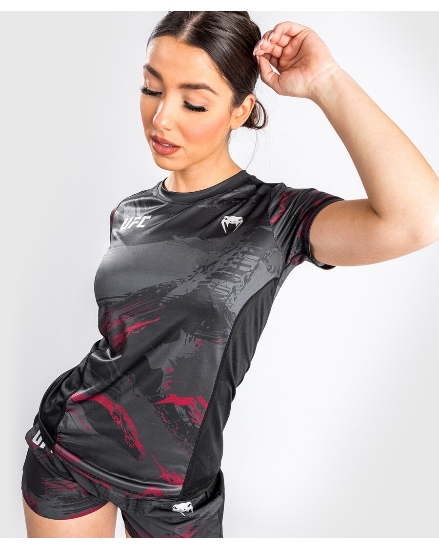 UFC ヴェナム オーセンティック ファイト ウィーク 2.0 ドライ テック T シャツ - 女性用 - ブラック/レッド