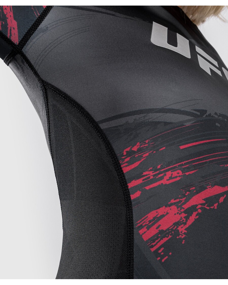 Ufc Venum Authentic Fight Week 2.0 ביצועים לנשים מגן פריחה עם שרוולים ארוכים - שחור/אדום