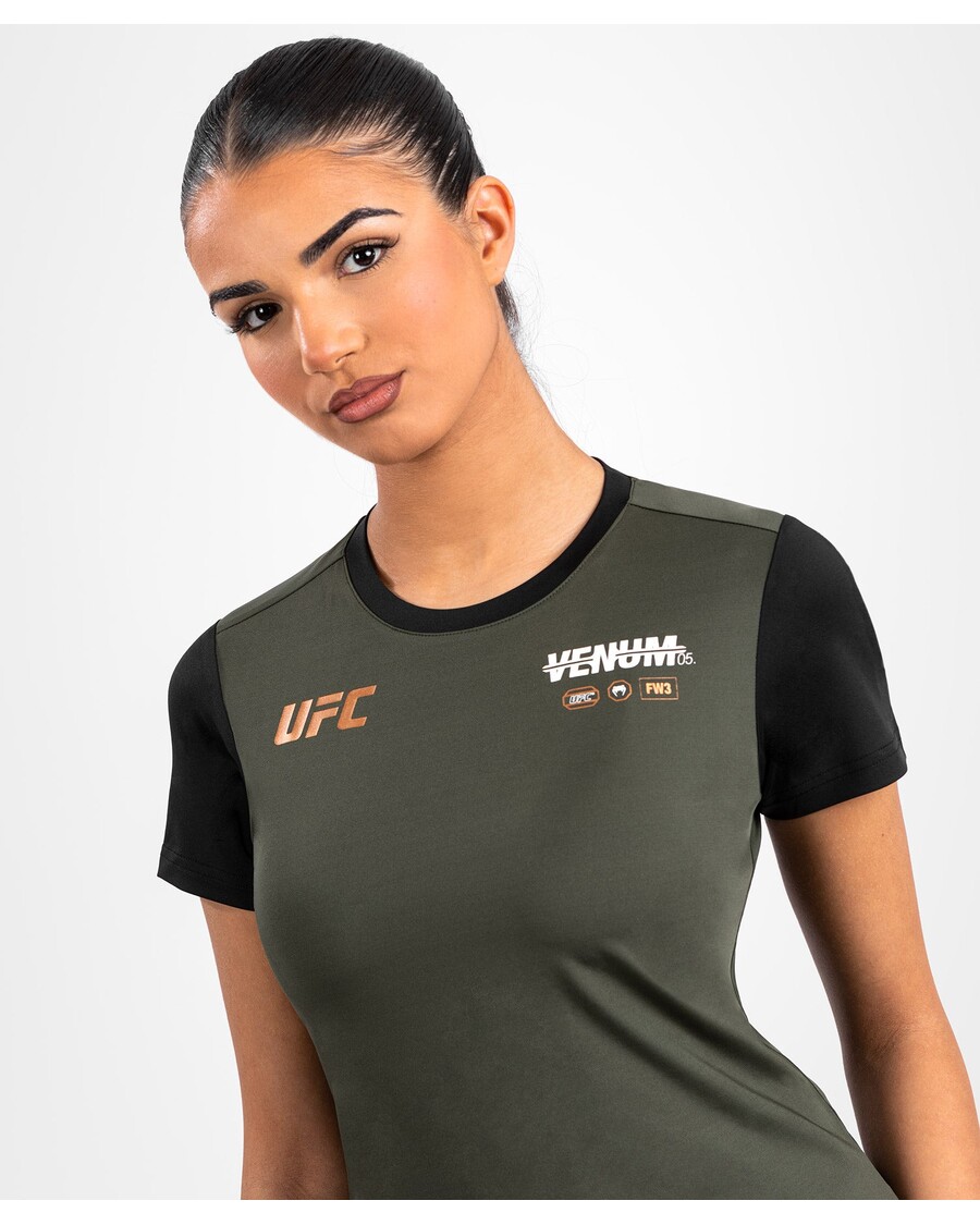 Ufc Adrenaline מאת Venum Fight Week חולצת טריקו טכנולוגית יבשה לנשים - חאקי/ברונזה