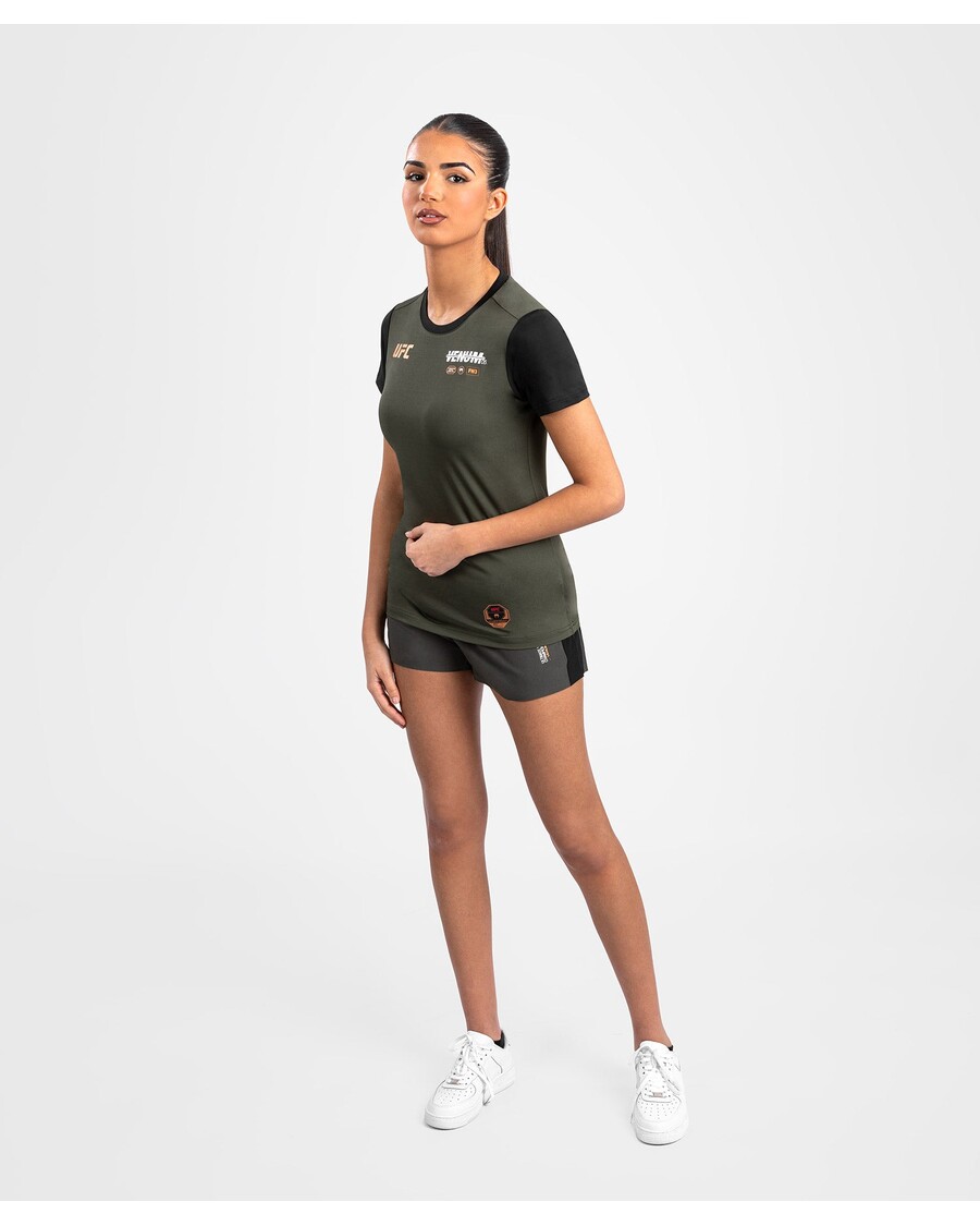 Ufc Adrenaline מאת Venum Fight Week חולצת טריקו טכנולוגית יבשה לנשים - חאקי/ברונזה