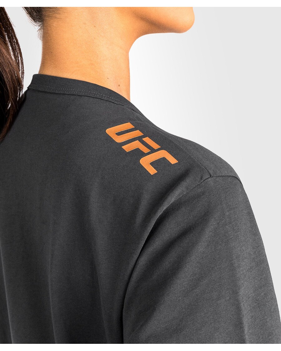 Ufc Adrenaline מאת Venum Fight Week חולצת טריקו כותנה עם שרוולים קצרים לנשים - אפור פחם