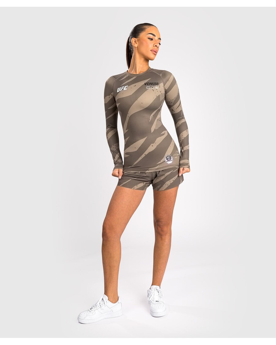 Ufc Adrenaline מאת Venum Fight Week לנשים ביצועים שרוולים ארוכים Rashguard - Camo במדבר