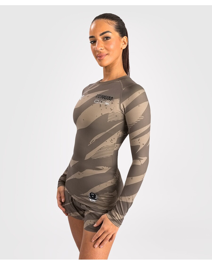Ufc Adrenaline מאת Venum Fight Week לנשים ביצועים שרוולים ארוכים Rashguard - Camo במדבר