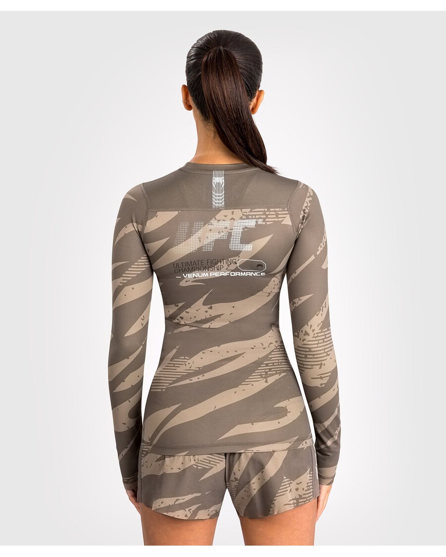 Ufc Adrenaline מאת Venum Fight Week לנשים ביצועים שרוולים ארוכים Rashguard - Camo במדבר