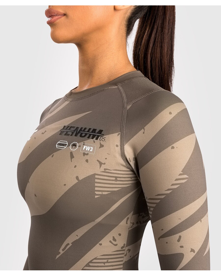 Ufc Adrenaline מאת Venum Fight Week לנשים ביצועים שרוולים ארוכים Rashguard - Camo במדבר