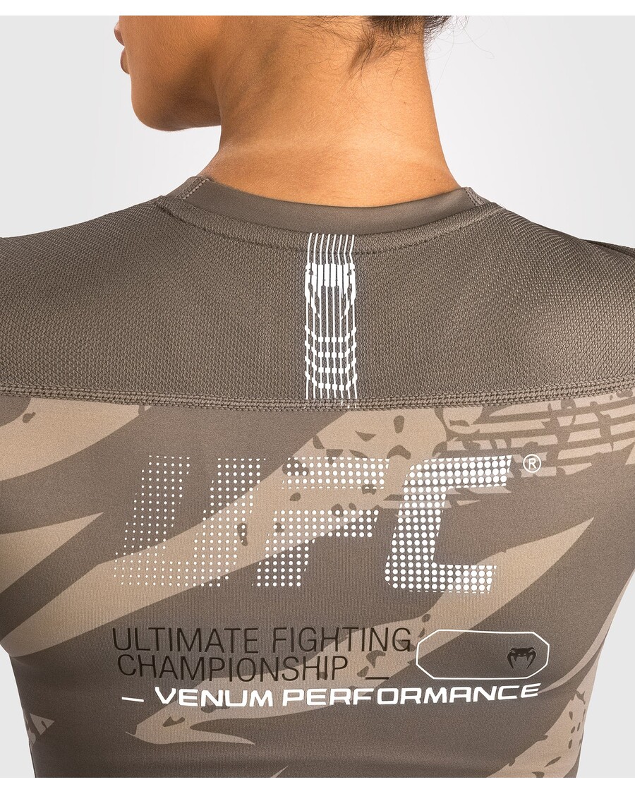 Ufc Adrenaline מאת Venum Fight Week לנשים ביצועים שרוולים ארוכים Rashguard - Camo במדבר