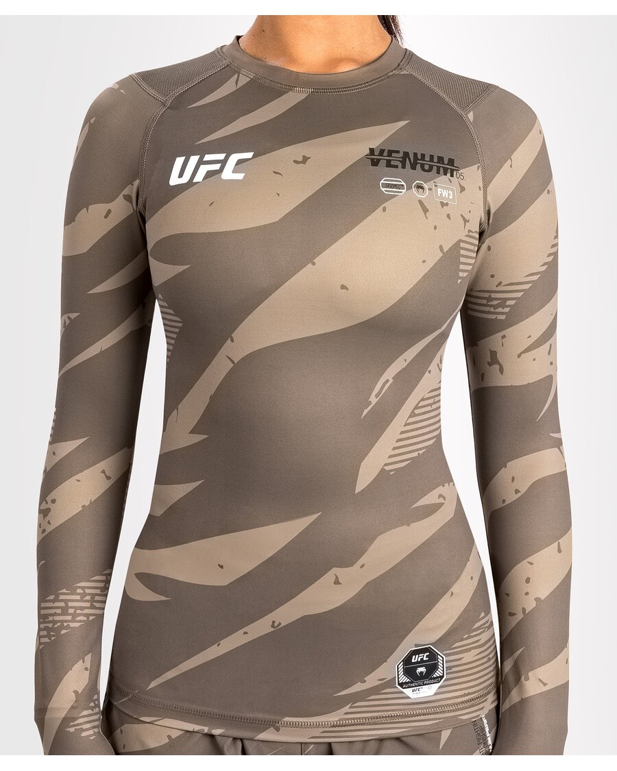 Ufc Adrenaline מאת Venum Fight Week לנשים ביצועים שרוולים ארוכים Rashguard - Camo במדבר
