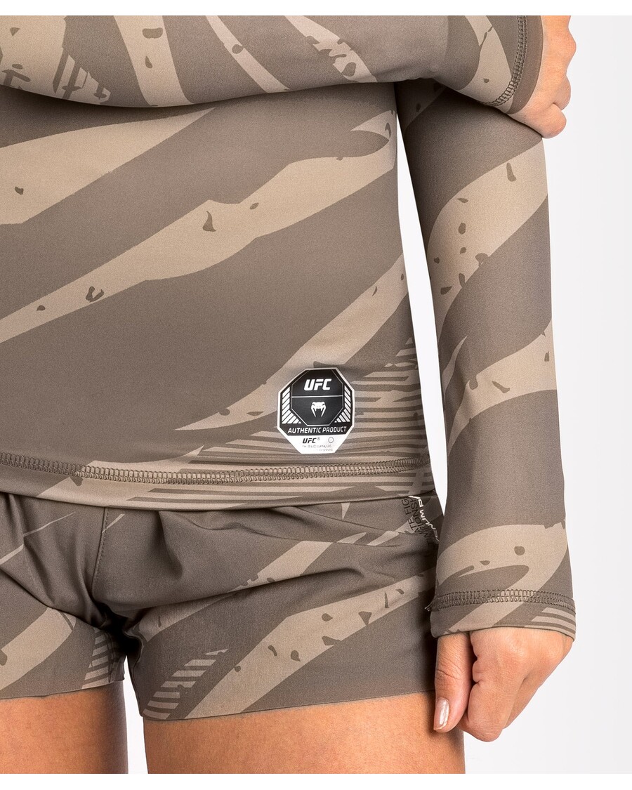 Ufc Adrenaline מאת Venum Fight Week לנשים ביצועים שרוולים ארוכים Rashguard - Camo במדבר