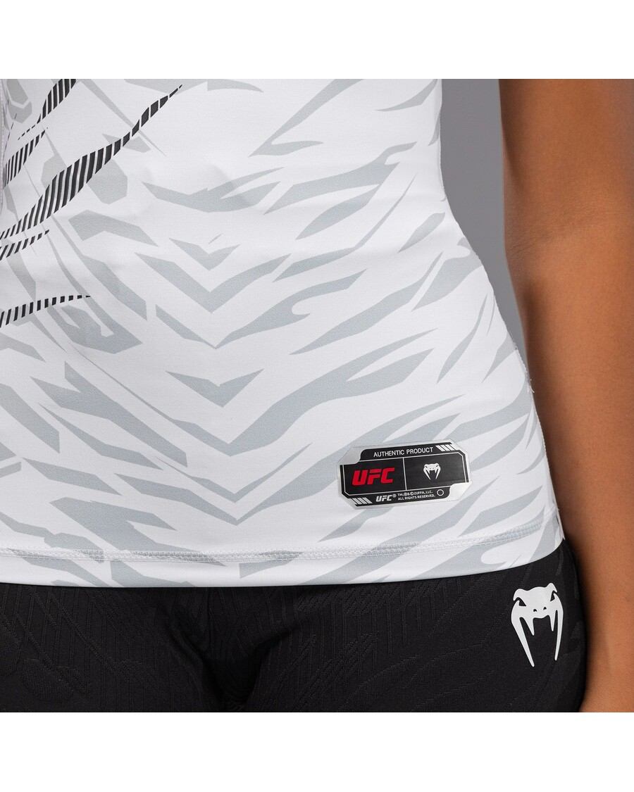UFC フュージョン バイ ヴェナム オーセンティック ファイト ナイト レディース パフォーマンス 半袖ラッシュガード - ホワイト