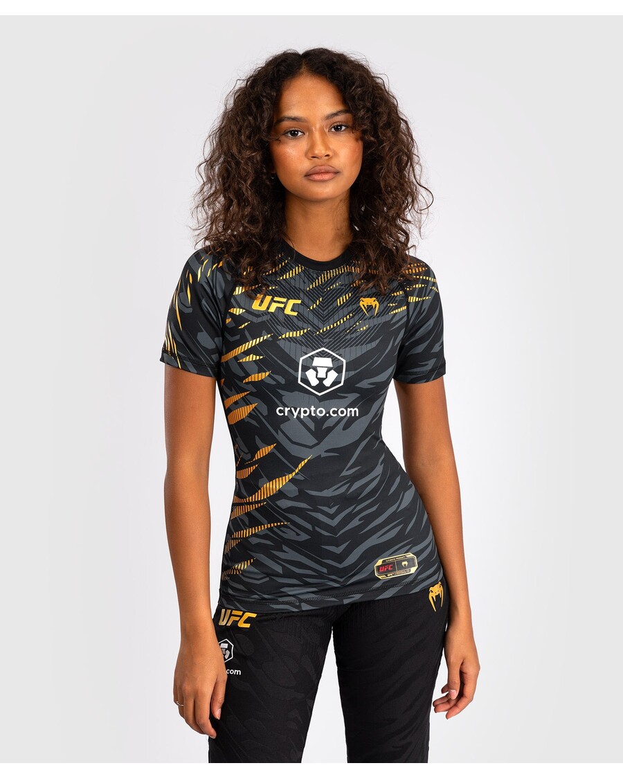 Ufc Fusion By Venum Authenticfight Night Performa Wanita Lengan Pendek Rashguard - Juara