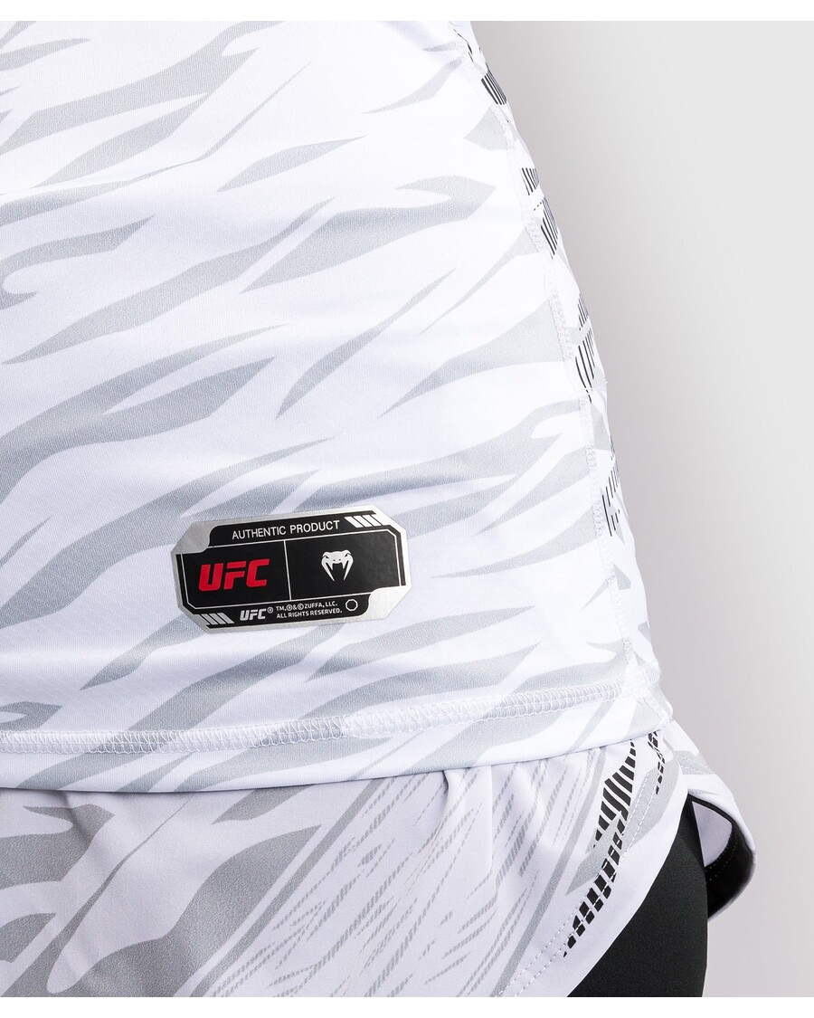 Ufc Fusion By Venum אותנטי Fight Night טנק מצויד לנשים עם חזיית מדף - לבן