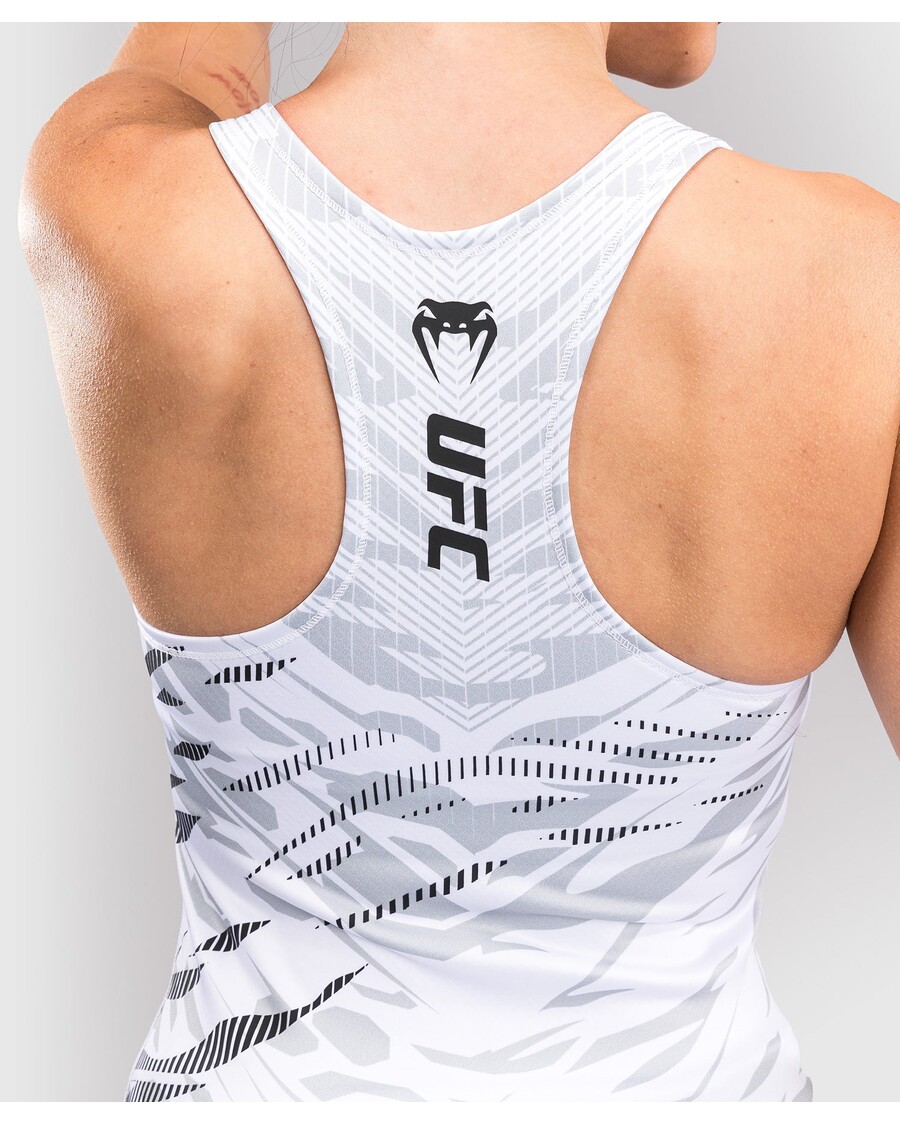 Ufc Fusion By Venum אותנטי Fight Night טנק מצויד לנשים עם חזיית מדף - לבן